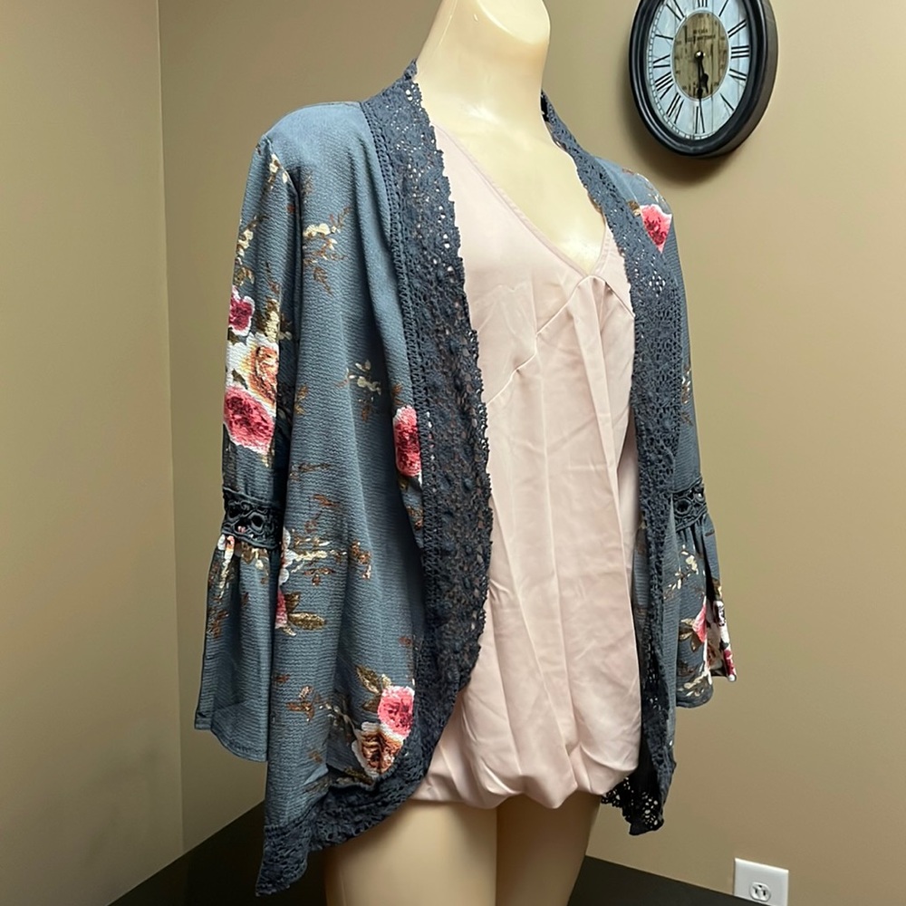 Light blousey cardigan grey with lace and pink flowers
